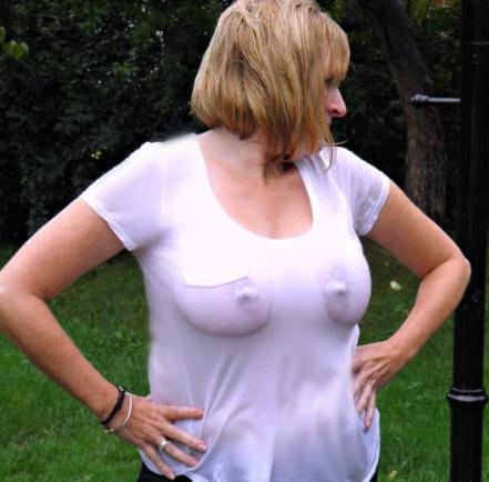19P Mature ladies braless cleavage pokies 186