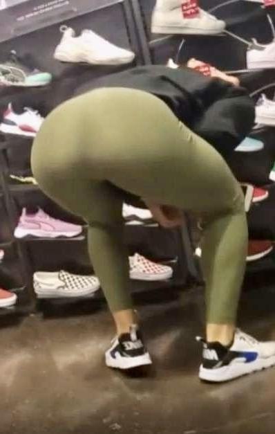 25P Asses I Would Risk Cumming On in Public