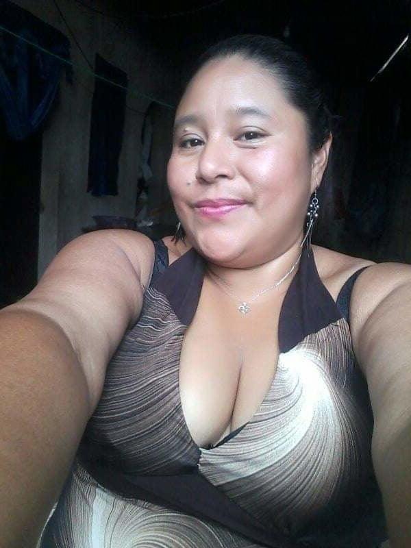 20P Mature ladies braless cleavage pokies 188