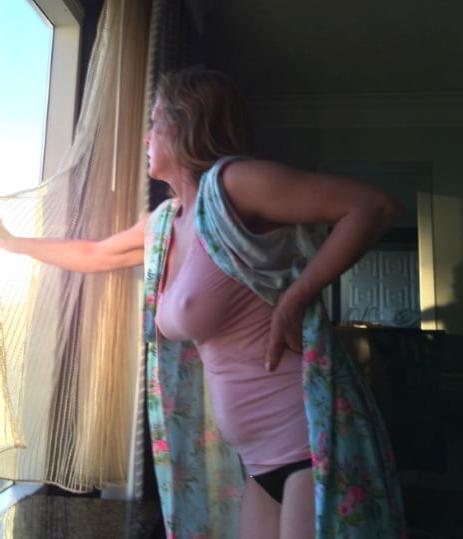 20P Mature ladies braless cleavage pokies 188