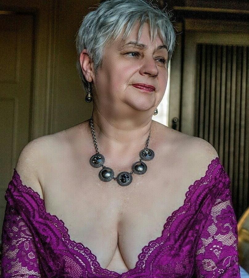 20P Mature ladies braless cleavage pokies 188