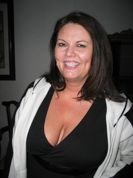 20P Mature ladies braless cleavage pokies 188