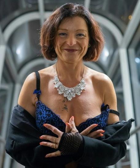 20P Mature ladies braless cleavage pokies 188