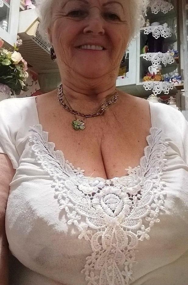 20P Mature ladies braless cleavage pokies 188