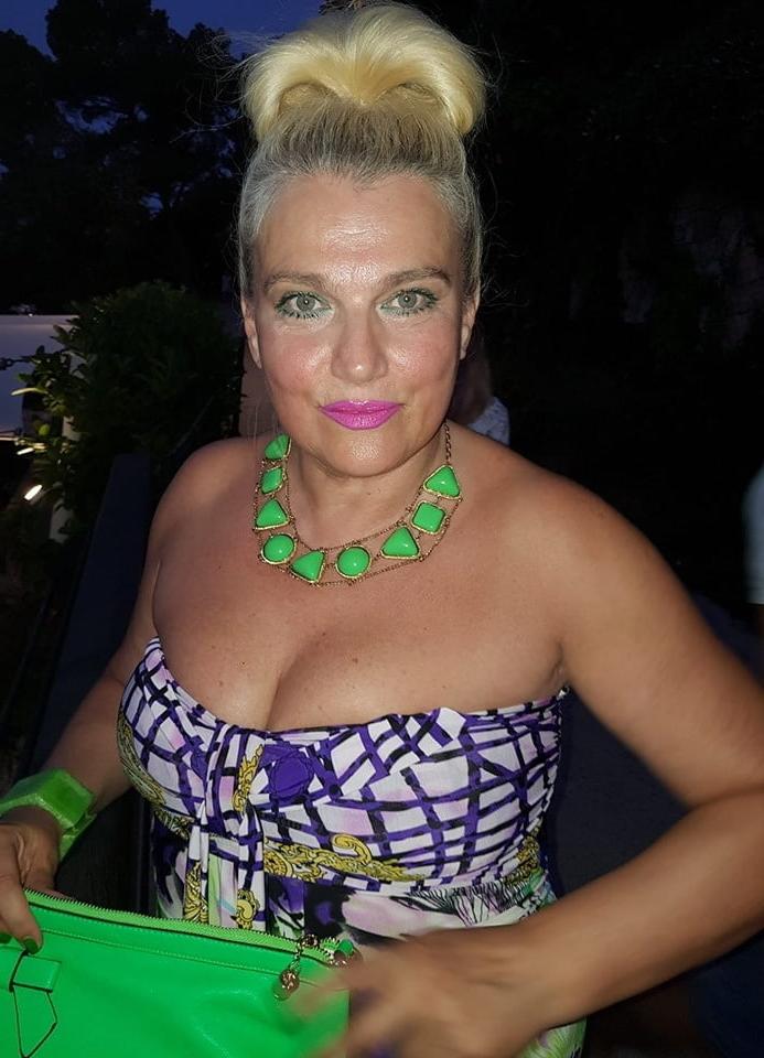 20P Mature ladies braless cleavage pokies 188