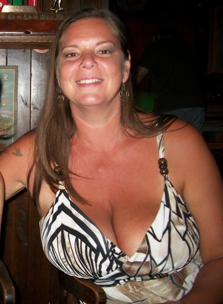 20P Mature ladies braless cleavage pokies 188
