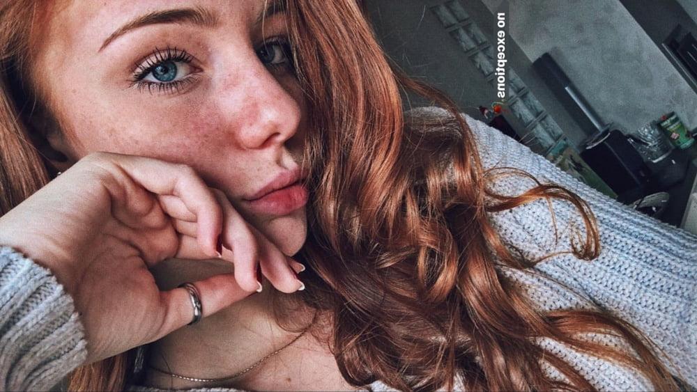 19P Sexy red girl