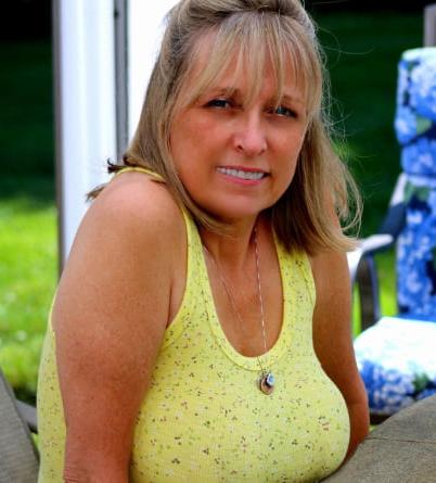 19P Mature ladies braless cleavage pokies 187