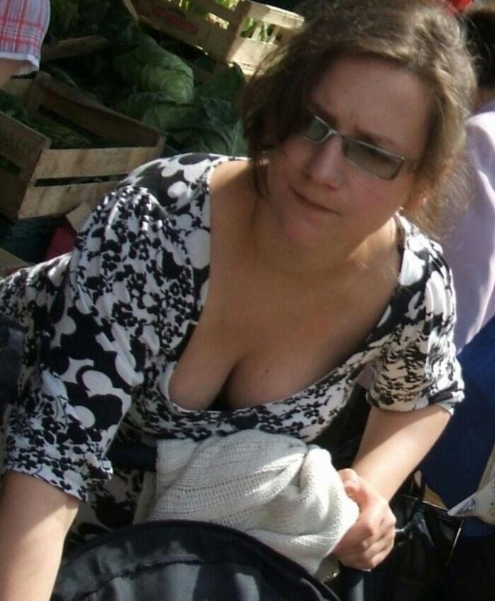 19P Mature ladies braless cleavage pokies 187