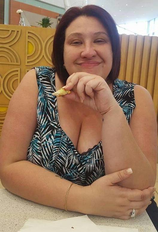 19P Mature ladies braless cleavage pokies 187