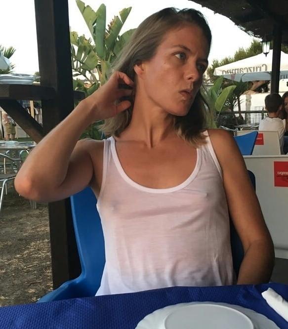 19P Mature ladies braless cleavage pokies 187