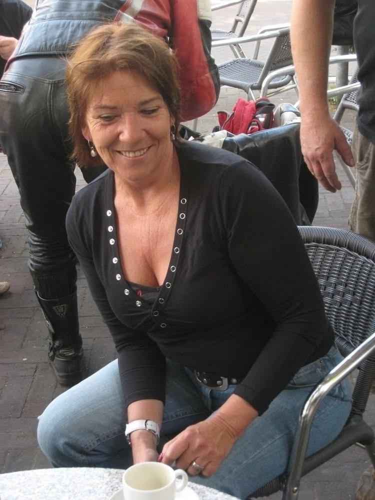 19P Mature ladies braless cleavage pokies 187