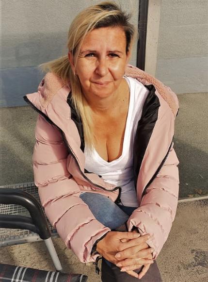 19P Mature ladies braless cleavage pokies 187