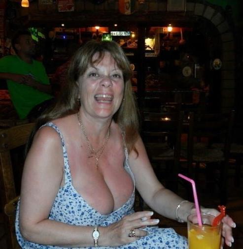 19P Mature ladies braless cleavage pokies 187