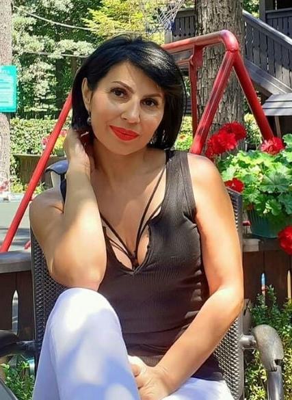 19P Mature ladies braless cleavage pokies 187