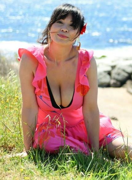 19P Mature ladies braless cleavage pokies 187
