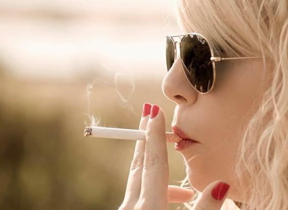 21P Red Lips 2 - Smoke