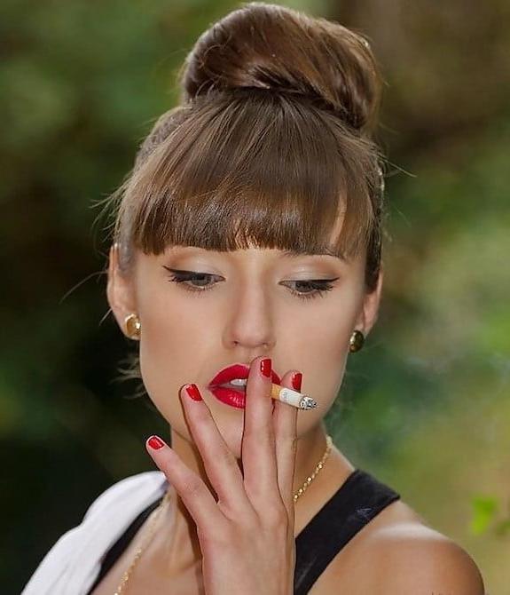 21P Red Lips 2 - Smoke