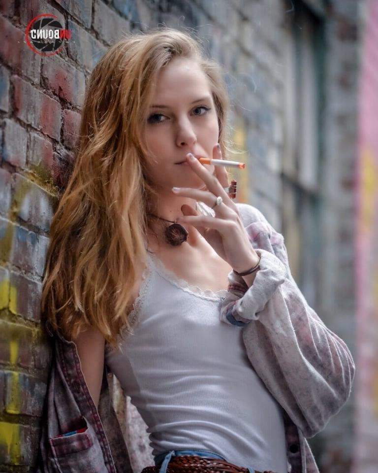 21P Red Lips 2 - Smoke