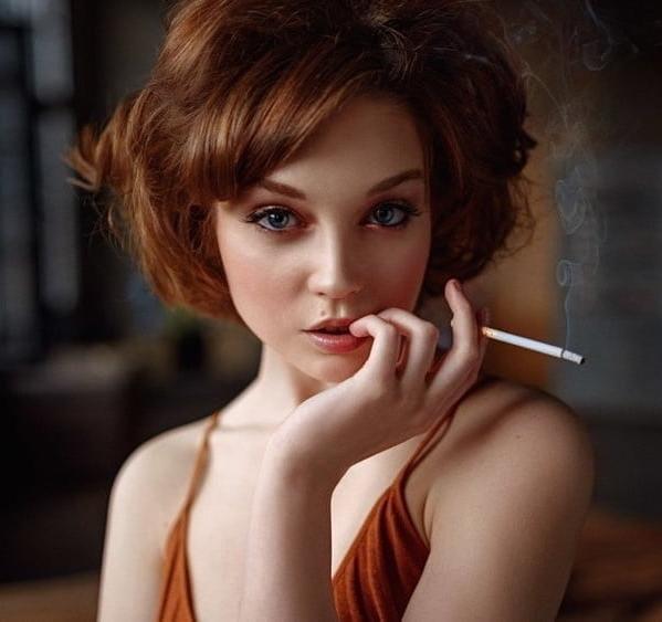 21P Red Lips 2 - Smoke