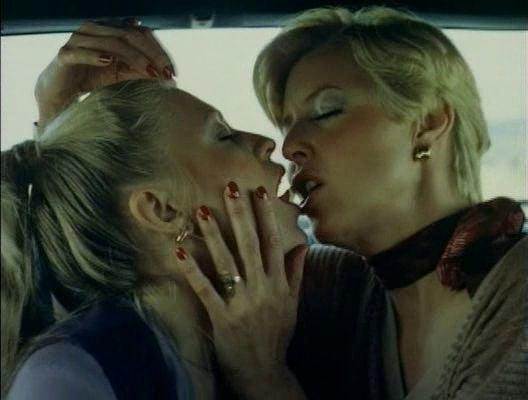 25P Kissing from horny Aunt