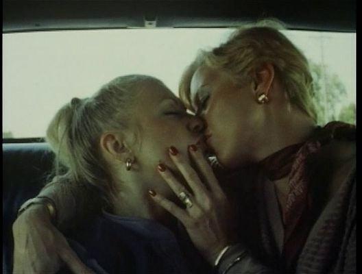 25P Kissing from horny Aunt