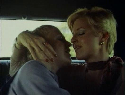 25P Kissing from horny Aunt