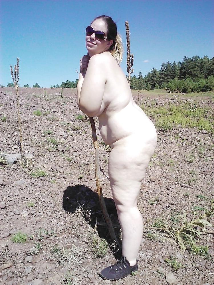 10P Brigitte jeune nue dans la nature