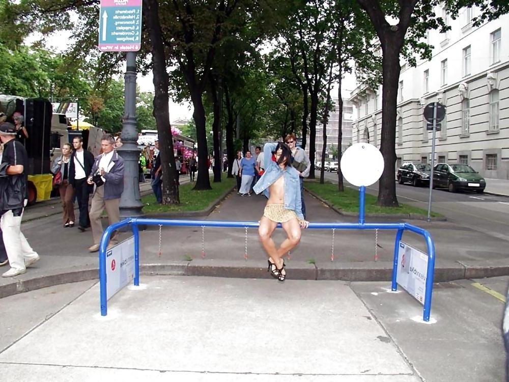 25P FLASHING IN PUBLIC - NOEMI
