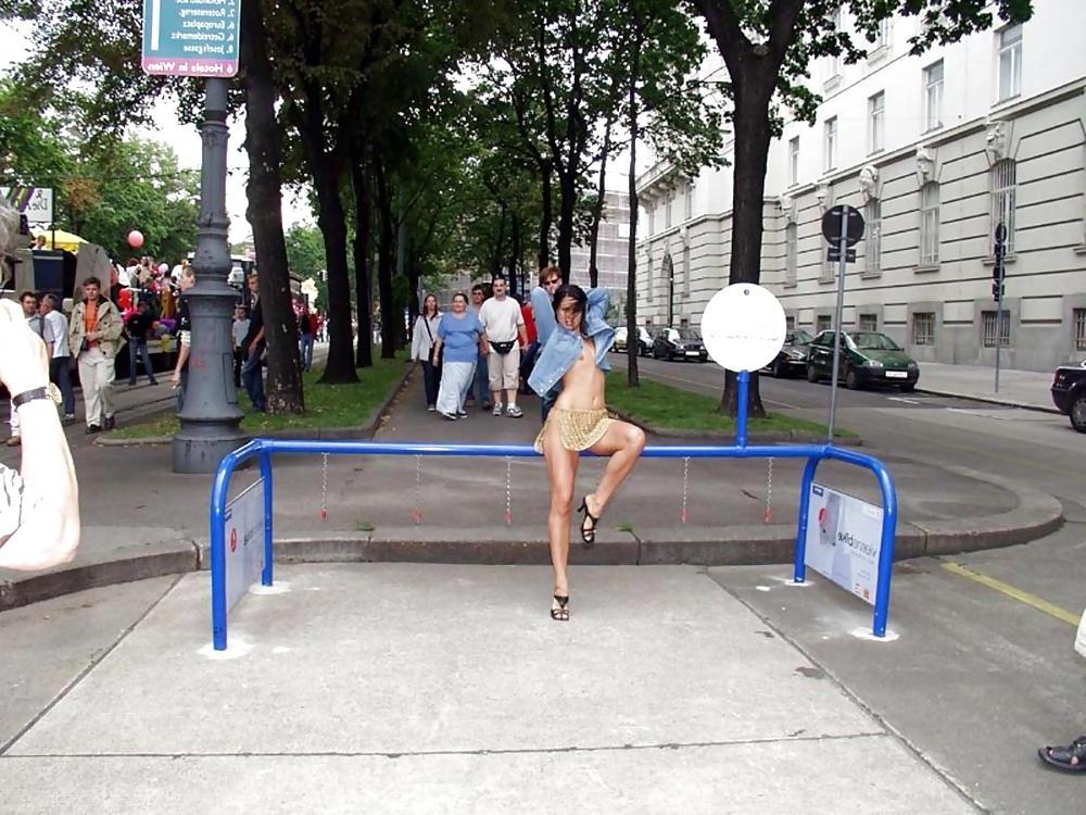 25P FLASHING IN PUBLIC - NOEMI