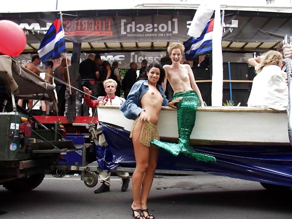 25P FLASHING IN PUBLIC - NOEMI