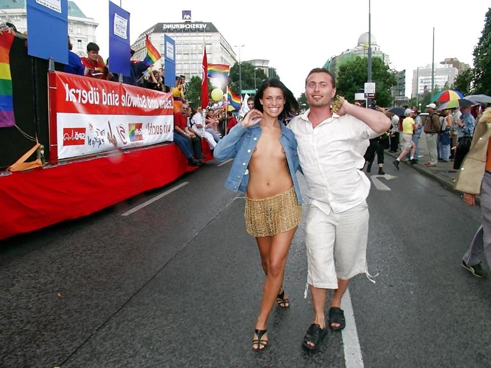 25P FLASHING IN PUBLIC - NOEMI