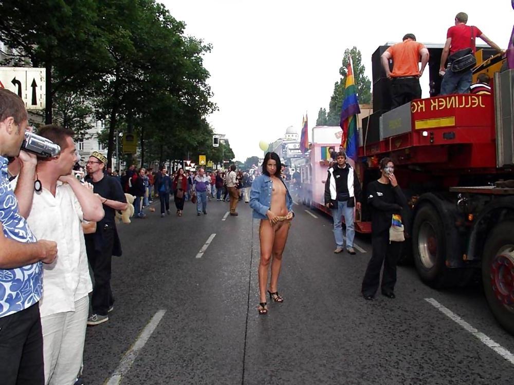 25P FLASHING IN PUBLIC - NOEMI