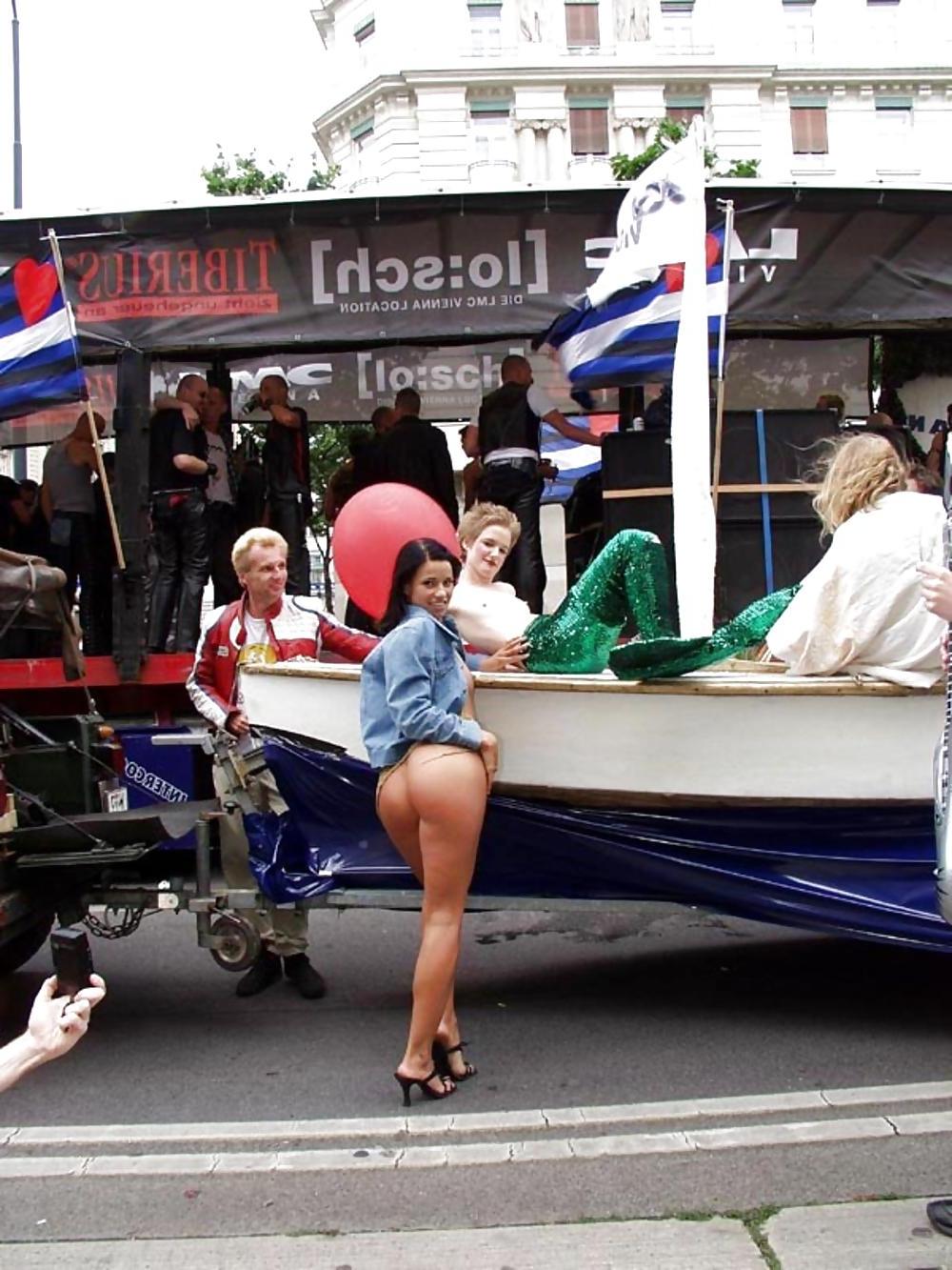 25P FLASHING IN PUBLIC - NOEMI