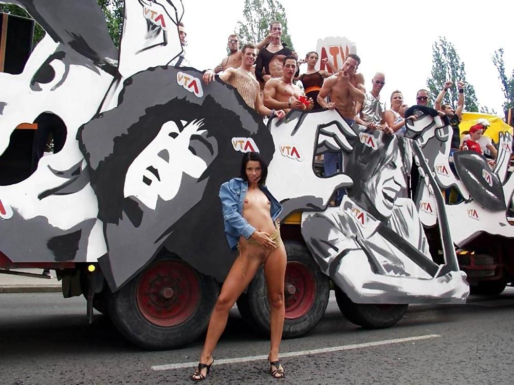 25P FLASHING IN PUBLIC - NOEMI
