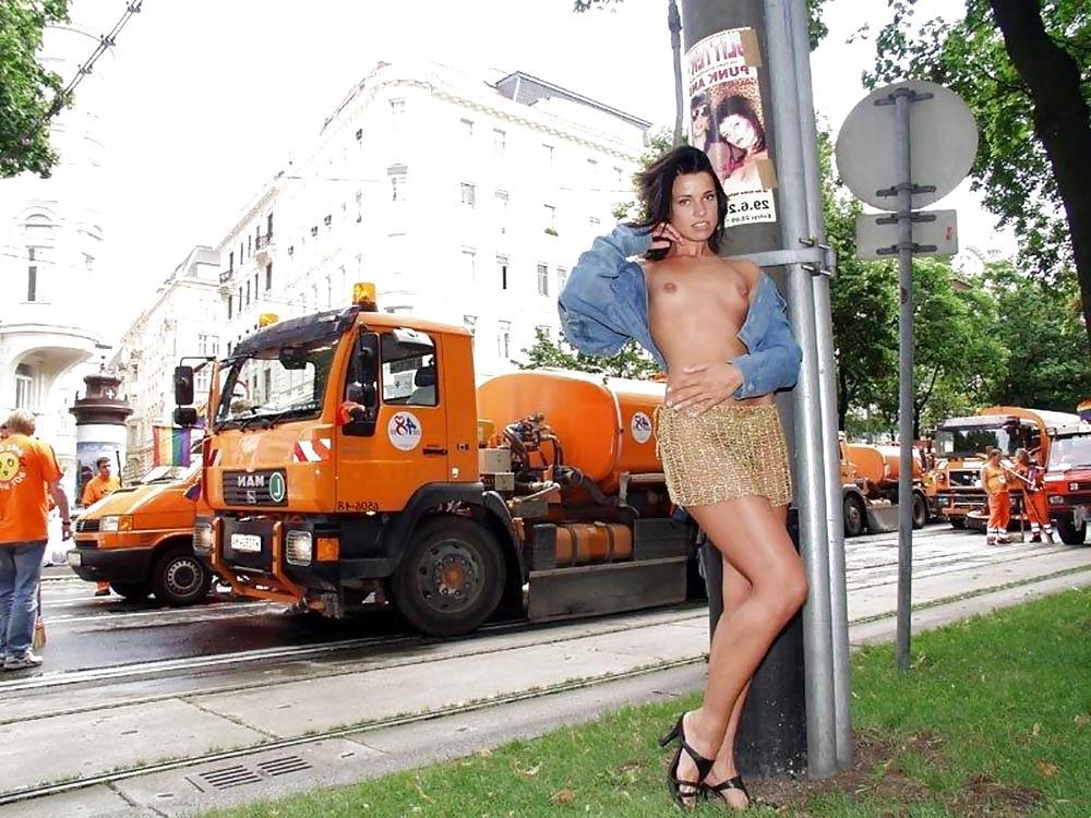 25P FLASHING IN PUBLIC - NOEMI