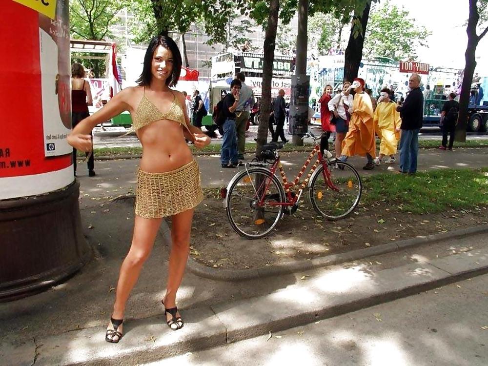 25P FLASHING IN PUBLIC - NOEMI