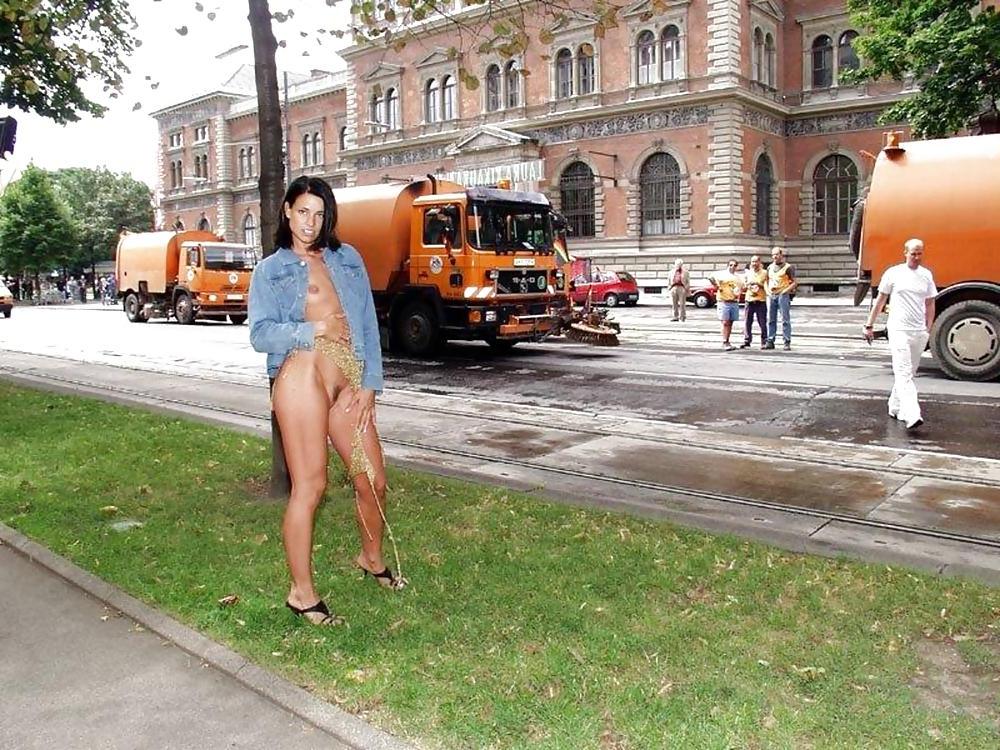 25P FLASHING IN PUBLIC - NOEMI
