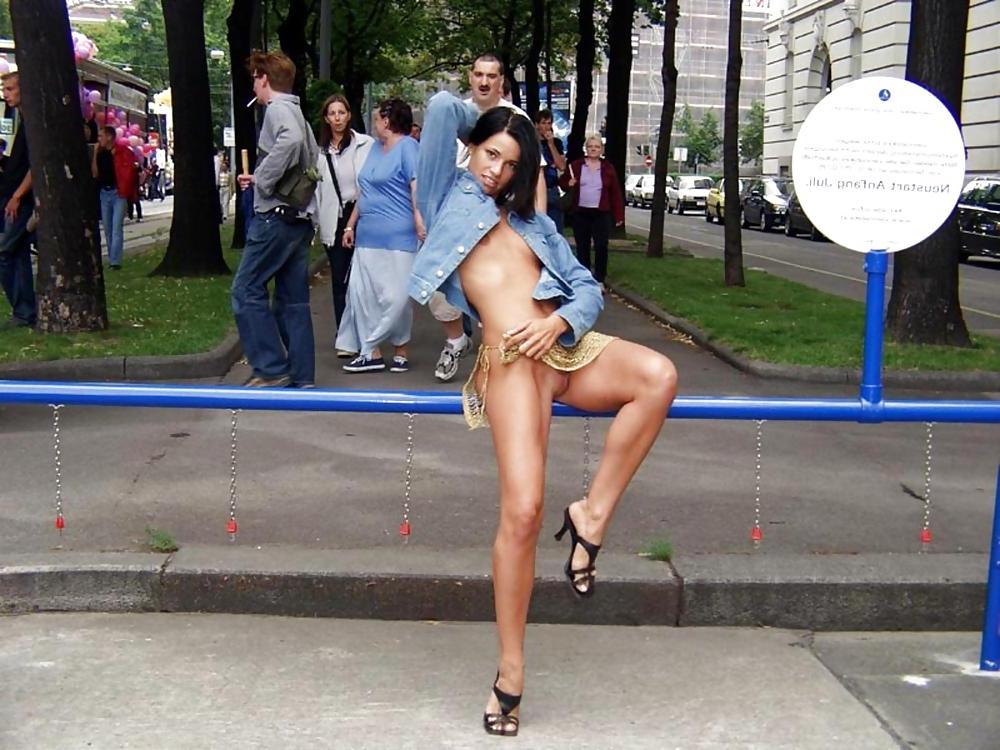 25P FLASHING IN PUBLIC - NOEMI