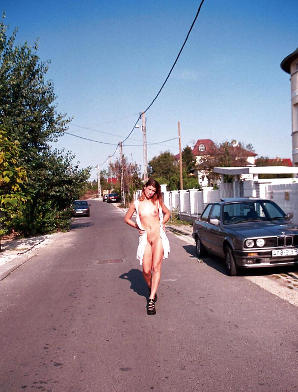 25P FLASHING IN PUBLIC - NOEMI