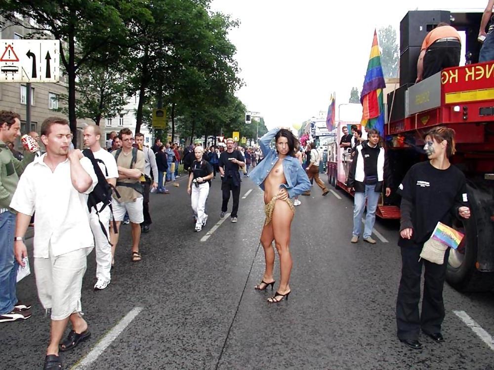 25P FLASHING IN PUBLIC - NOEMI