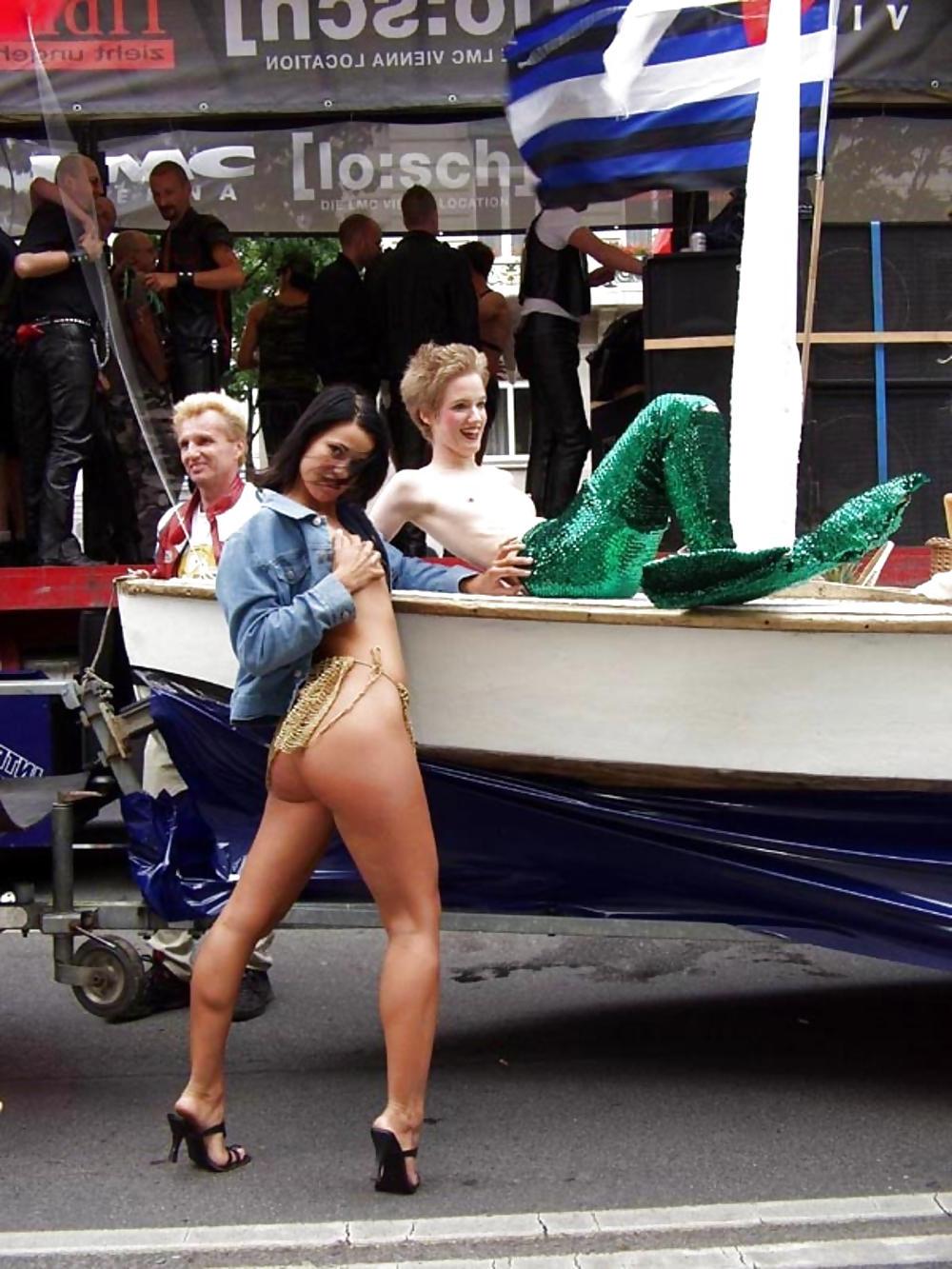 25P FLASHING IN PUBLIC - NOEMI