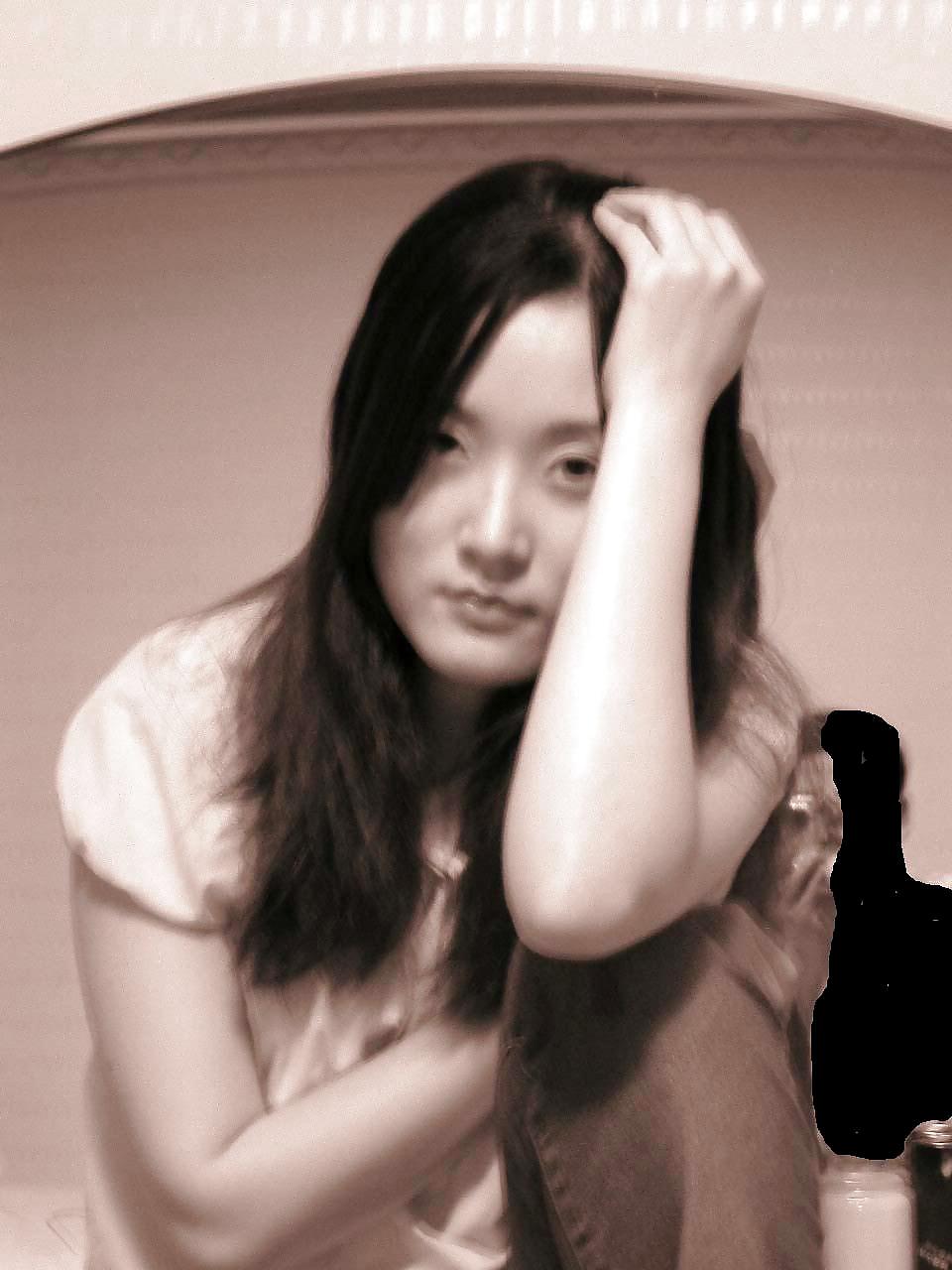 25P Korean girl nude in public