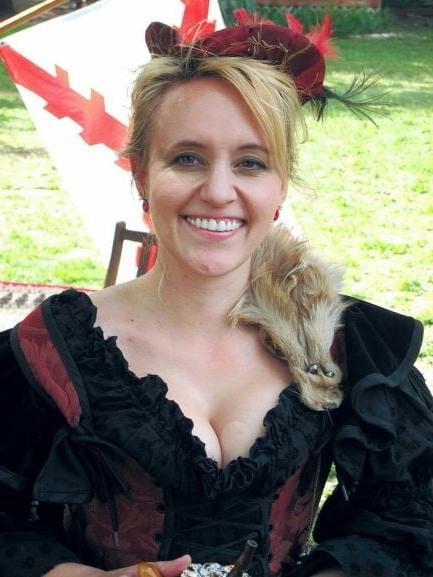 19P Mature ladies braless cleavage pokies 184
