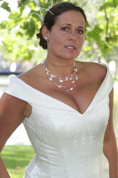 19P Mature ladies braless cleavage pokies 184