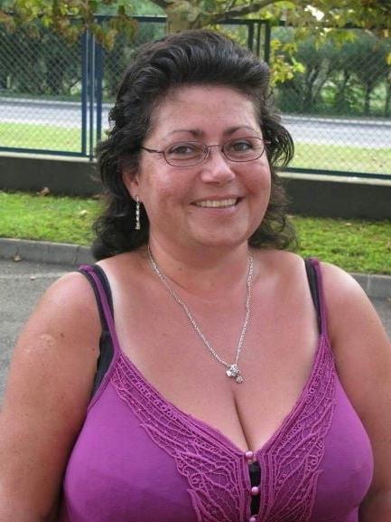 19P Mature ladies braless cleavage pokies 184