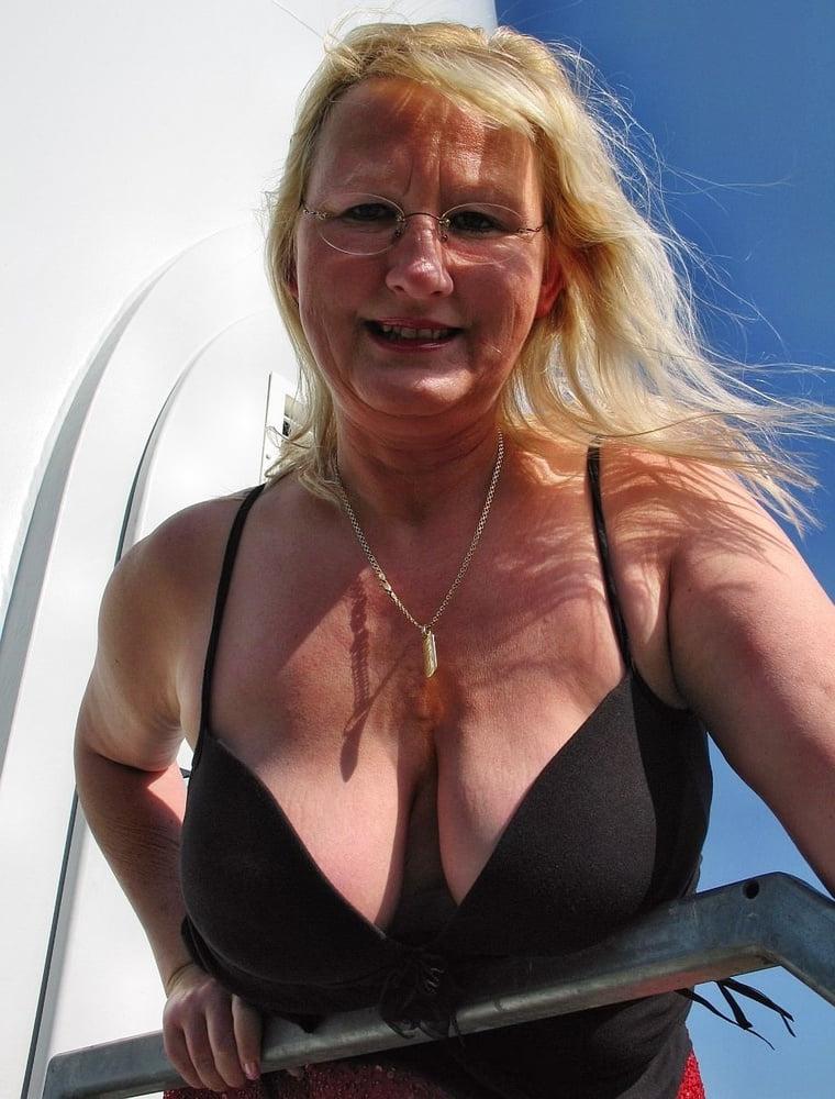 19P Mature ladies braless cleavage pokies 184