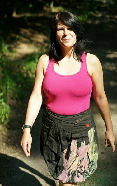 19P Mature ladies braless cleavage pokies 184
