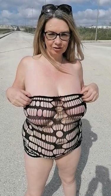 19P Mature ladies braless cleavage pokies 184