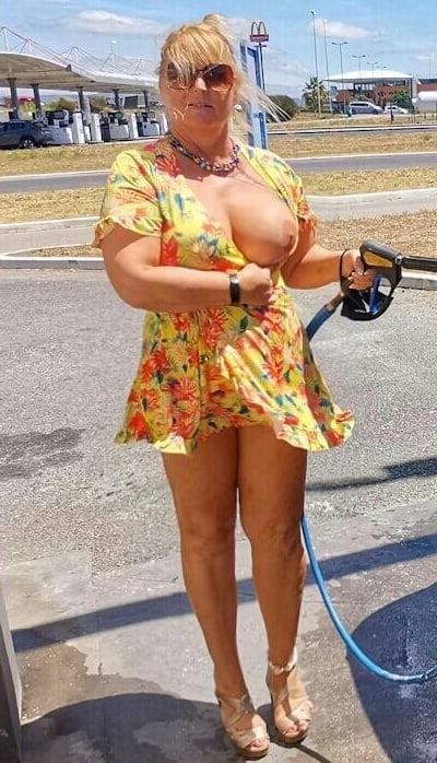 19P Mature ladies braless cleavage pokies 182